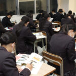 就職応援本「COURSE 秋田 2021」を配布した時の生徒の反応を取材しました