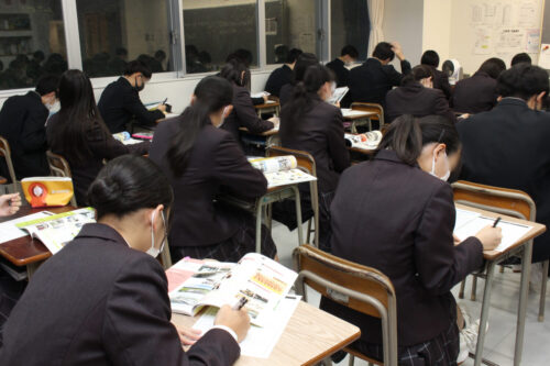 就職応援本「COURSE 秋田 2021」を配布した時の生徒の反応を取材しました