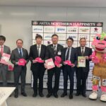 秋田県内新小学1・2年生に下敷きとオリジナルキャップを寄贈!